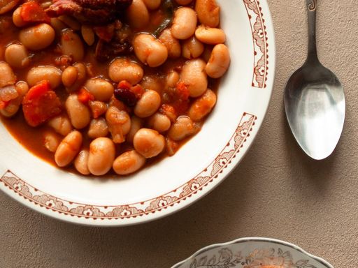 Large white beans stewed in tomato sauce, served with slices of bread