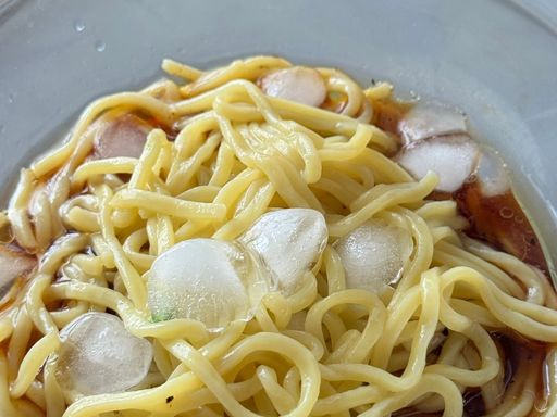 Chilled soba noodles served on ice